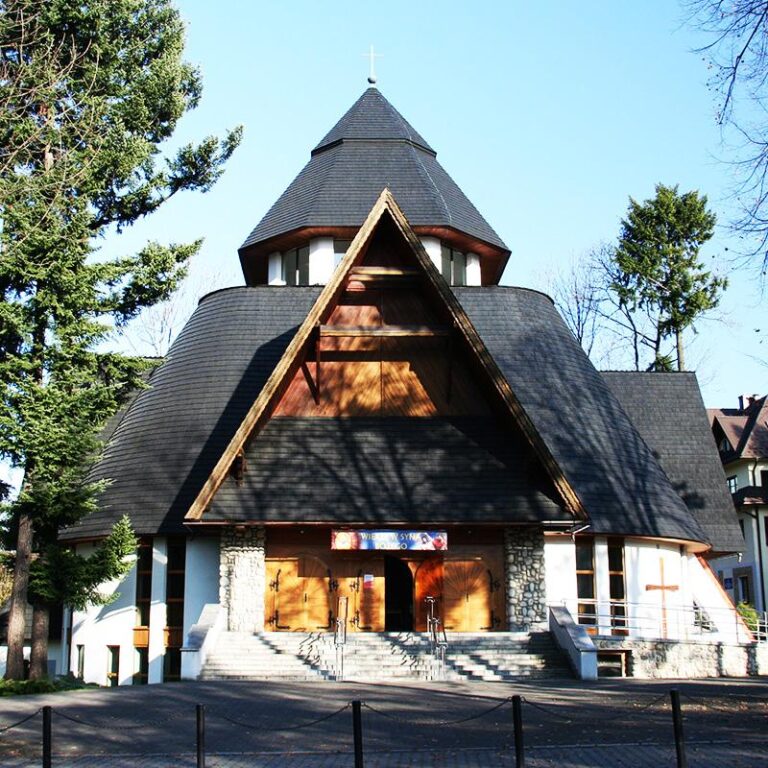 Chramówki w Zakopanem – jak daleko do dworca PKP i PKS?