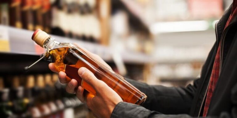 Ile alkoholu można przewieźć przez granice? Przewodnik dla podróżnych