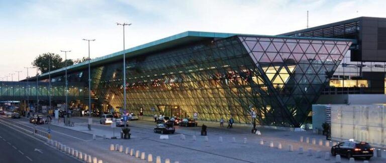 Jak wygodnie dotrzeć z PKP Kraków na lotnisko Balice?