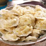 Jak bezpiecznie przewieźć surowe pierogi na rodzinne spotkanie?