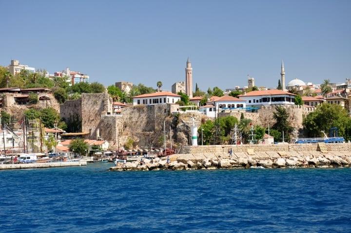 Jak długo trwa lot z Poznania do Antalyi? Sprawdź nasze wskazówki!