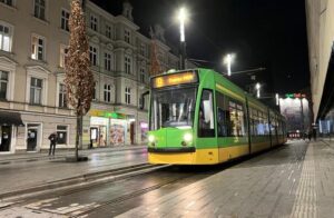 Jak wygodnie dojechać z dworca PKP na lotnisko w Poznaniu?