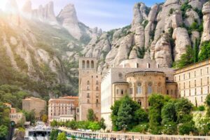Przewodnik po podróży: Jak dojechać z Barcelony do Montserrat?