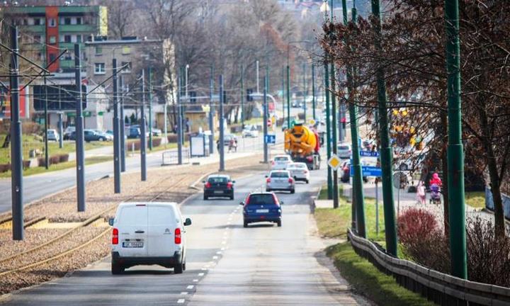 Jak łatwo dotrzeć z dworca PKP na ul. 1 Maja w Sosnowcu?