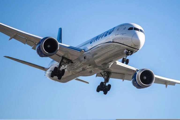 Jak długo trwa podróż samolotem z Chicago na Hawaje?