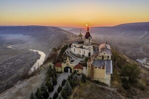 Najlepszy czas na podróż do Mołdawii – kiedy jechać, aby odkryć jej urok?