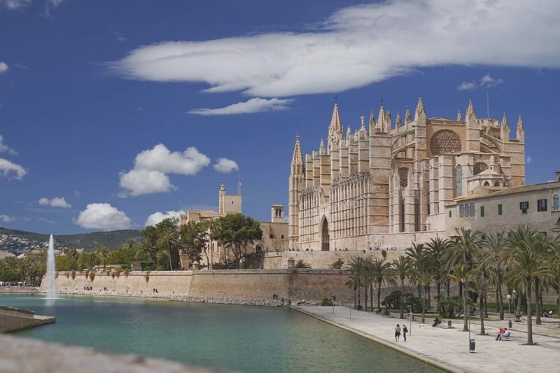 Jak długo trwa lot z Warszawy do Palmy de Mallorca? Sprawdź szczegóły!