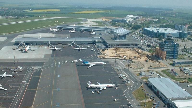 Jak łatwo dojechać z dworca do lotniska w Pradze? Praktyczny przewodnik