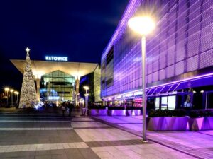 Jak wygodnie i szybko dojechać do dworca PKP Katowice?