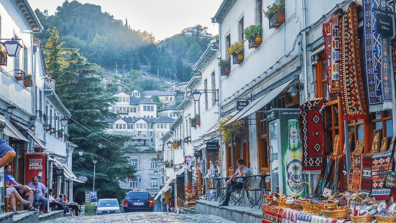 Ile alkoholu można przewieźć z Albanii? Przewodnik po przepisach i ograniczeniach