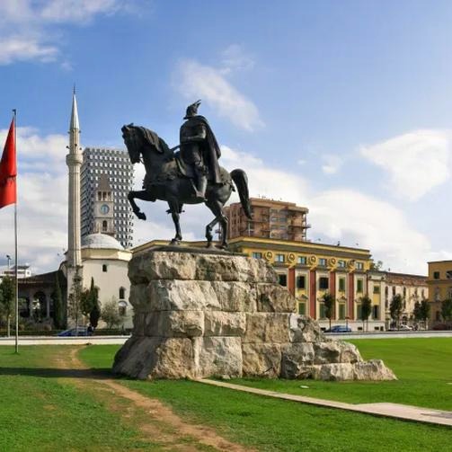 Ile trwa bezpośredni lot z Wrocławia do Tirany