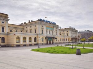 Jak dojechać na dworzec PKP w Krakowie: praktyczny przewodnik