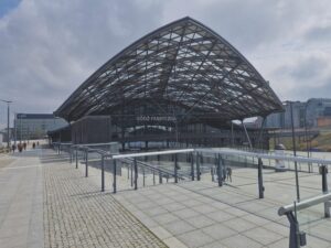 Jak wjechać na parking Łódź Fabryczna: który wjazd wybrać i jak zaparkować