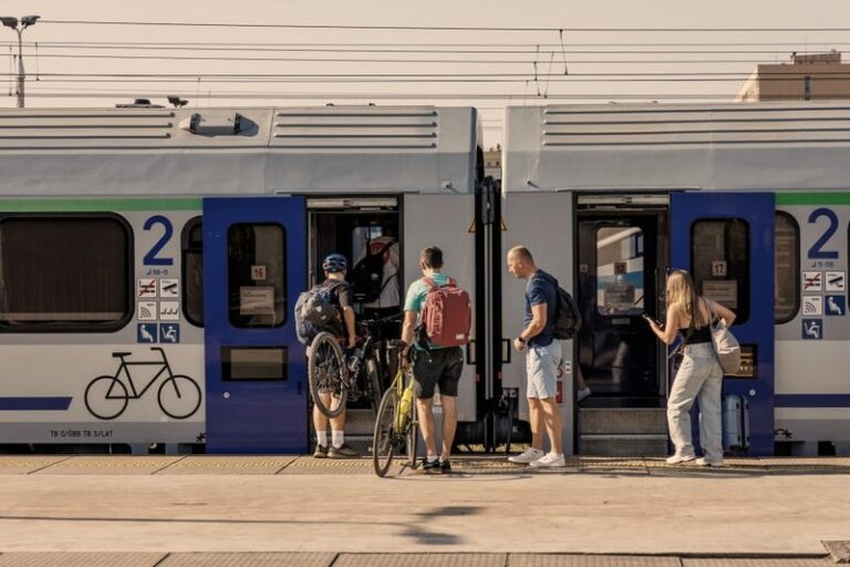 Jakie zniżki dla emerytów na PKP w 2026 — aktualne zasady i możliwości