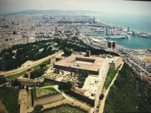Praktyczny przewodnik: jak wjechać na wzgórze Montjuic krok po kroku