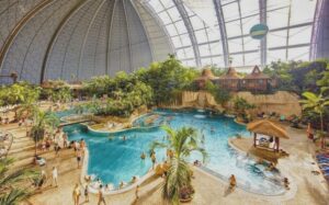 Jak dojechać z Berlina do Tropical Islands? Trasy, ceny i czas podróży