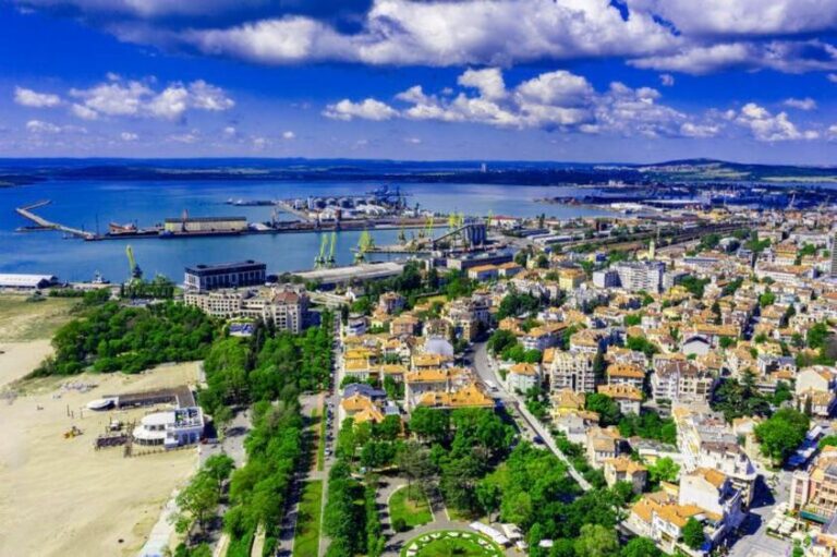 Lot Kraków–Burgas: ile trwa podróż samolotem?